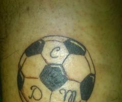 Tatuaje de balón e futbol con letras