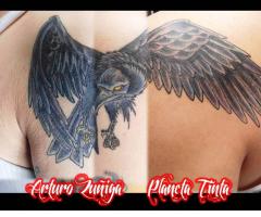 Tatuaje de cuervo en vuelo