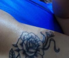 Tatuaje de rosa delineado en negro