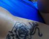 Tatuaje de rosa delineado en negro