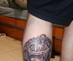 Tatuaje de angel en la pierna