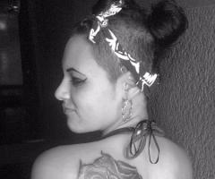 Gran tatuaje en la espalda de mujer