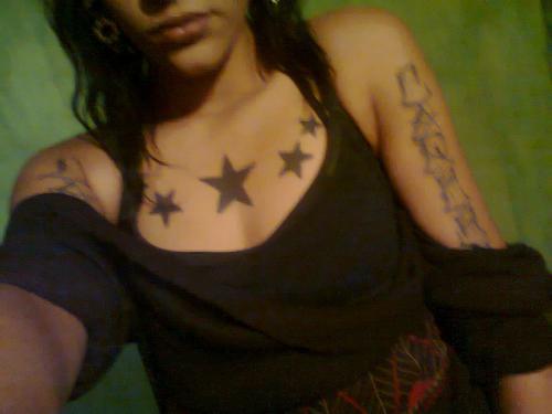 Tatuaje de estrellas en el pecho