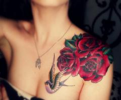 Tatuaje de rosas y pajaro volando