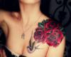 Tatuaje de rosas y pajaro volando