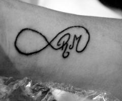 iniciales tattoo