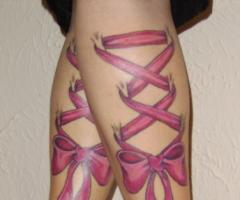 Tattoo feminina na perna