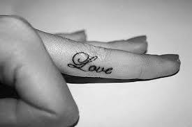 amor tatuado en el dedo