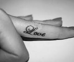amor tatuado en el dedo