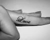 amor tatuado en el dedo
