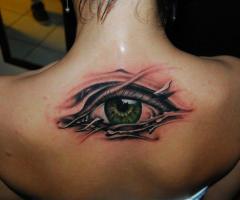Tatuaje de ojo en la espalda