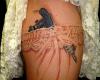 Liguero con maquina de tatuar