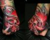 Manos tatuada con calaveras rojas