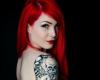 Mujer peliroja con tatuaje de calaveras