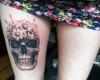 Calavera en pierna de mujer