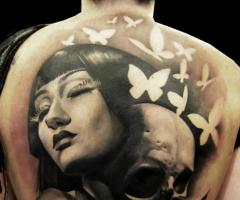 Tattoo realista de mujer con calavera