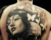 Tattoo realista de mujer con calavera