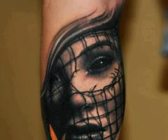Tatuaje realista de la cara de una mujer