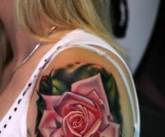 Rubia con tatuaje de rosas