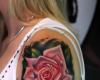 Rubia con tatuaje de rosas