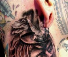 Tatuaje realista de rostro de mujer
