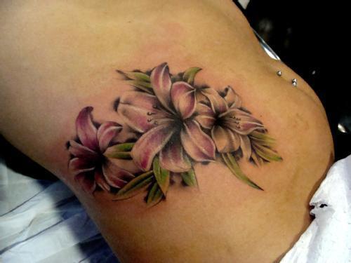 flores tatuajes de mujer