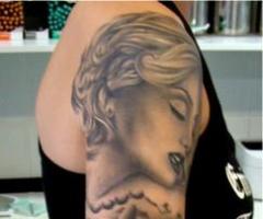 brazo tatuaje