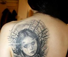 Rostro de terror mujer tatuada