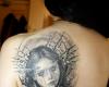Rostro de terror mujer tatuada