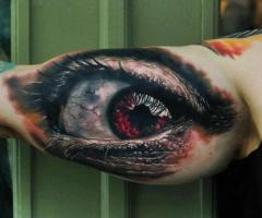 Impresionante ojo realista en el brazo