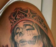 Catrina entre huesos y coronas