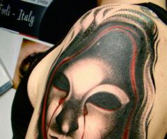 Rostro de virgen llorando sangre
