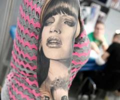 Locomotora y rostro de mujer