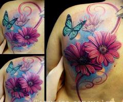 Los mejores tatuajes de flores con mariposas