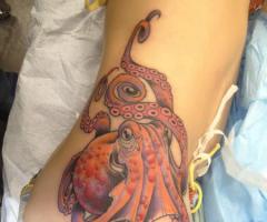 Tatuajes de pulpos para mujeres con anclas a color