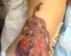 Tatuajes de pulpos para mujeres con anclas a color