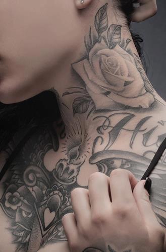 Tatuajes blanco y negro de rosas en el cuello