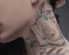 Tatuajes blanco y negro de rosas en el cuello