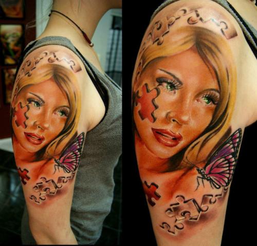 Rostro de chica en rompecabezas con mariposa