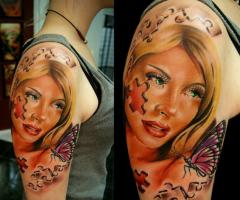 Rostro de chica en rompecabezas con mariposa