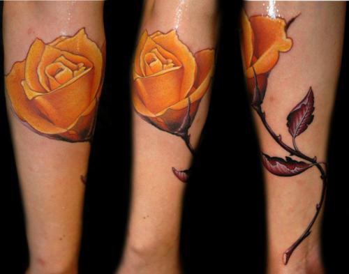 Tatuaje de flores amarillas