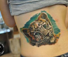Pequeño tigre bebe tatuado