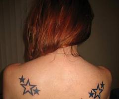 Estrellas de un lado y otro espalda