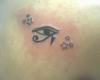 tatoo ojo de horus con estrellas