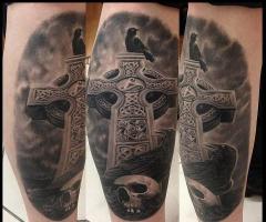 cruz de piedra, con cuervo realista