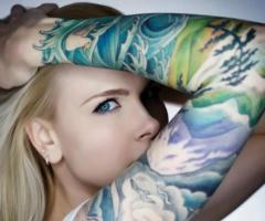 Tatuajes en los brazos a color para mujeres