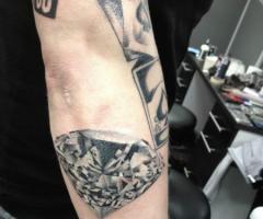 Tatuaje realista de un diamante
