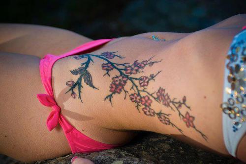 Tatuajes sexys para mujeres con flores
