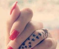Estrellas en los dedos de la mano