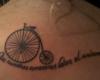 Bicicleta con frase que muchos corazones latan al unisono